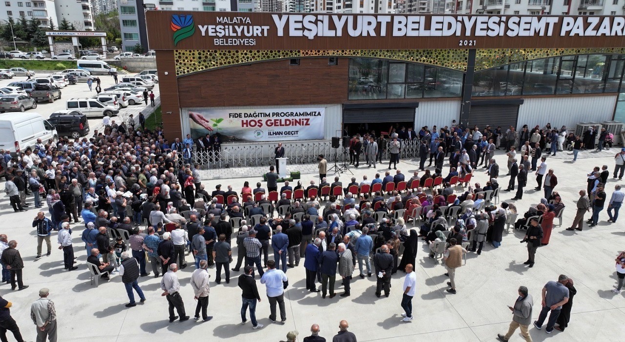 Yeşilyurt Belediyesinden çiftçilere büyük destek: 250 bin sebze fidesi dağıtıldı