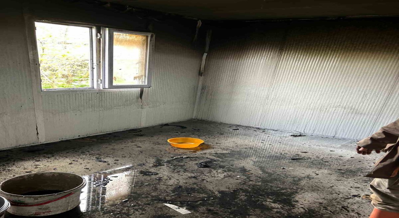 Yıldırım düşen evde yangın çıktı