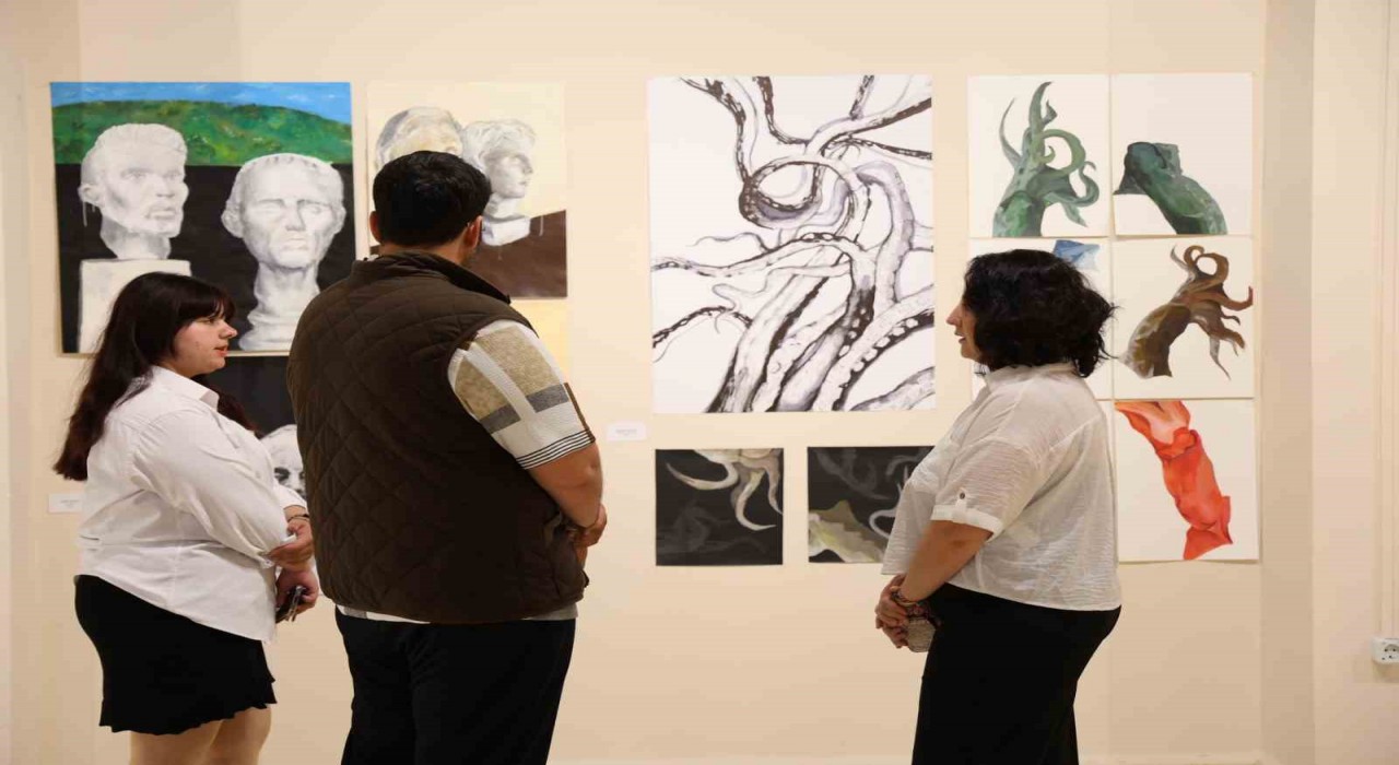 Yılsonu sergisi sanatseverlerle buluştu
