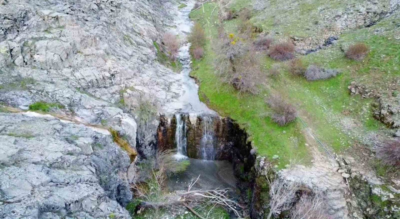 Yozgatta bahar güzelliği: Evci köyü şelalesinde görsel şölen başladı