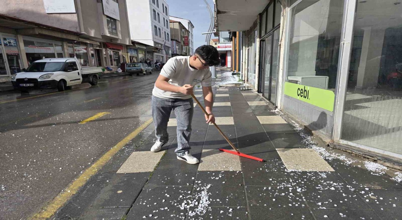 Yozgatta ceviz büyüklüğünde dolu yağdı