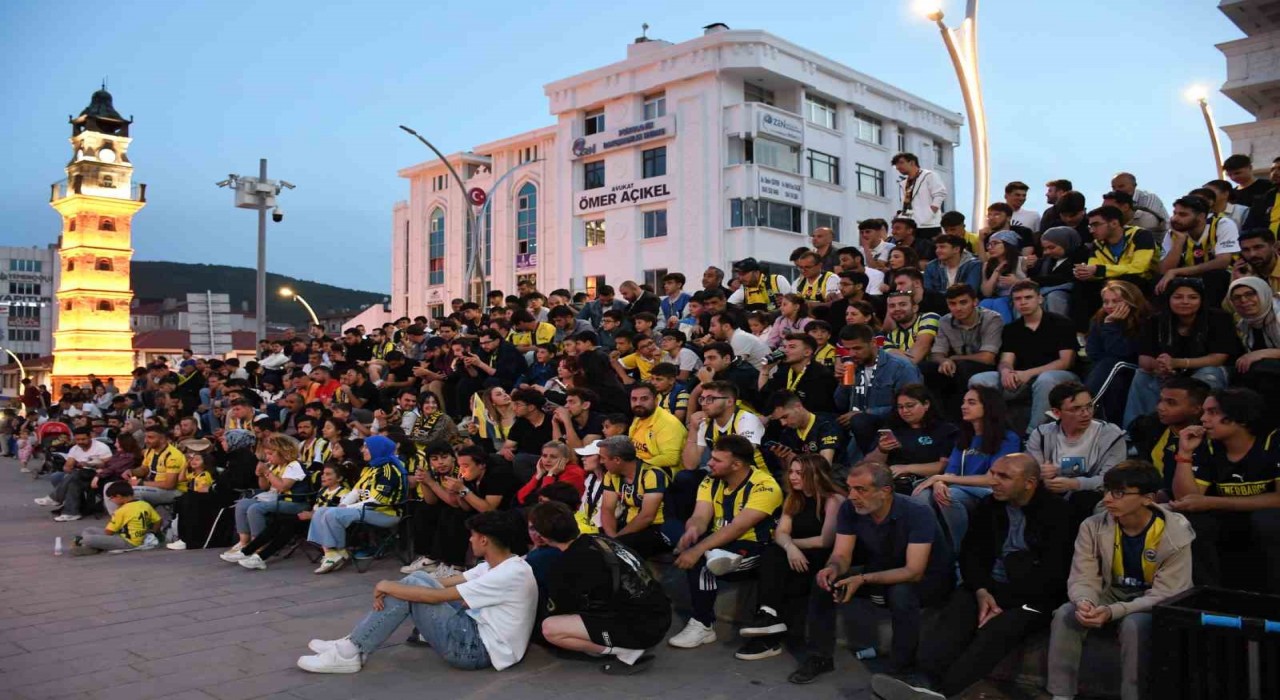 Yozgatta Fenerbahçe-Monaco maçı Cumhuriyet Meydanında canlı yayınlandı