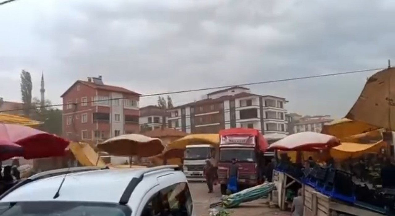 Yozgatta fırtına pazar yerini uçurdu