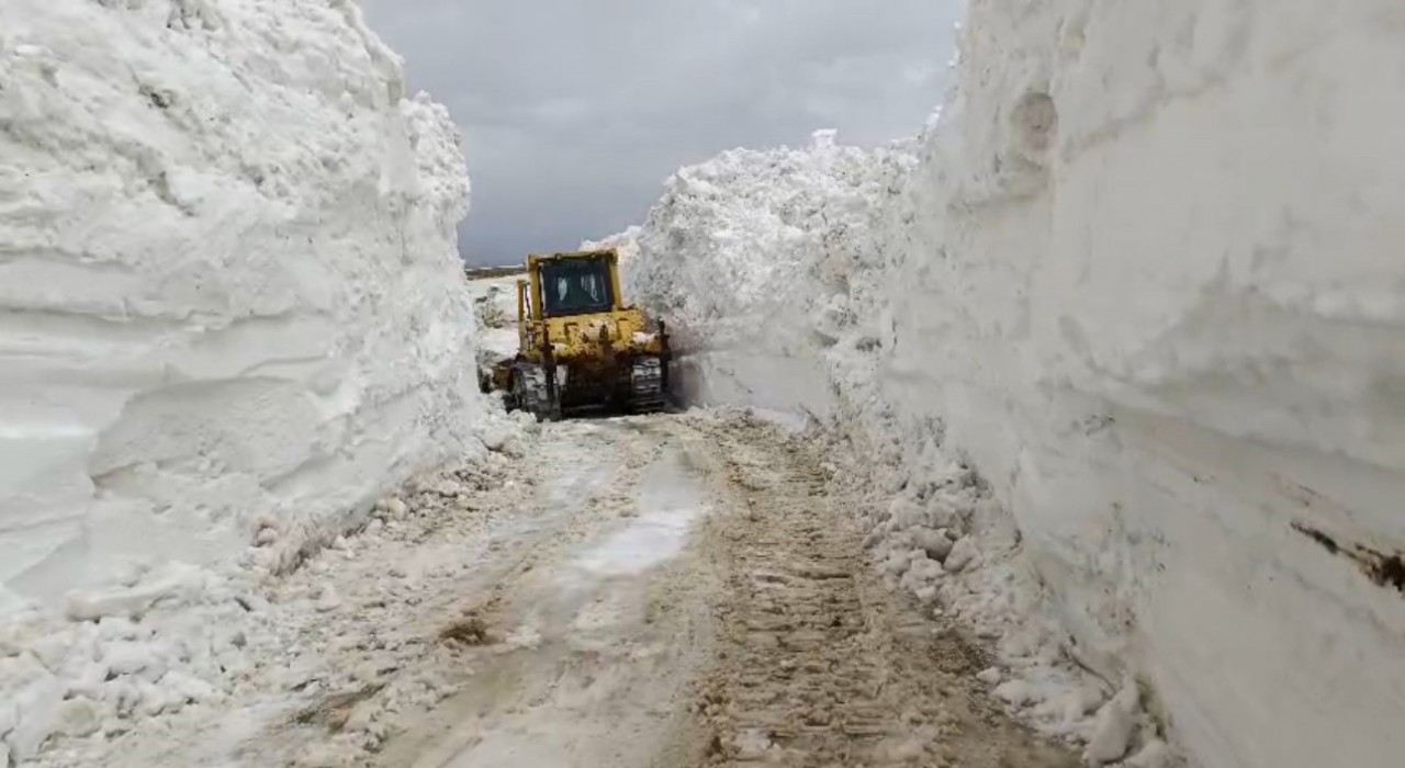 Yüksekovada 3 metrelik karda yol açma çalışması