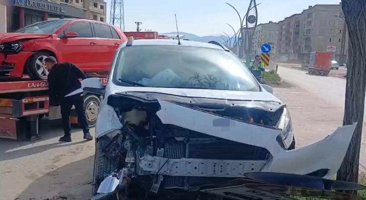 Yüksekovada otomobille hafif ticari araç çarpıştı: 2 yaralı