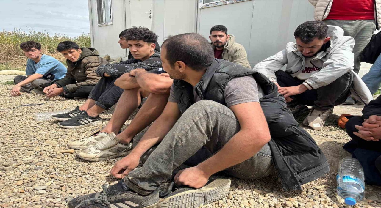 Yunanistan güvenlik güçleri aralarından çocukların ve kadınların olduğu 18 göçmene eziyet etti