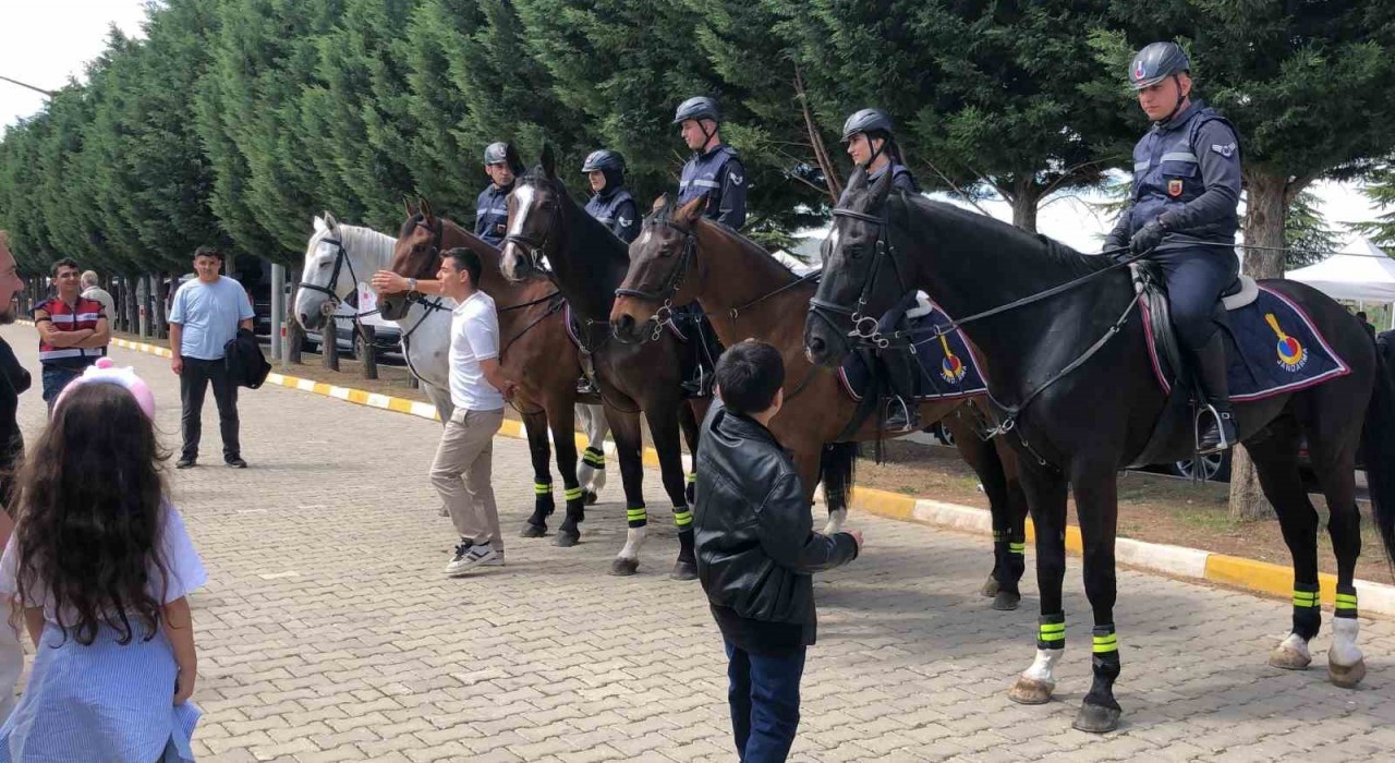 Yunusun diyarına gelen atlı Jandarmalar, vatandaşların ilgisini topladı