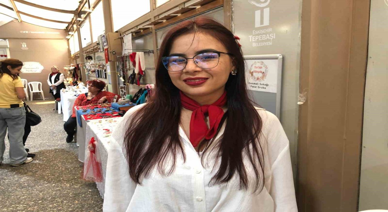 Yurt dışından gelip Hanımeli Sokağında 3 boyutlu baskı ile ürettiği ürünleri satıyor