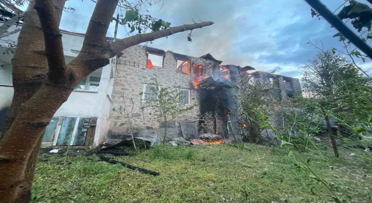 Yusufelinde iki katlı ahşap evde çıkan yangın evi küle çevirdi