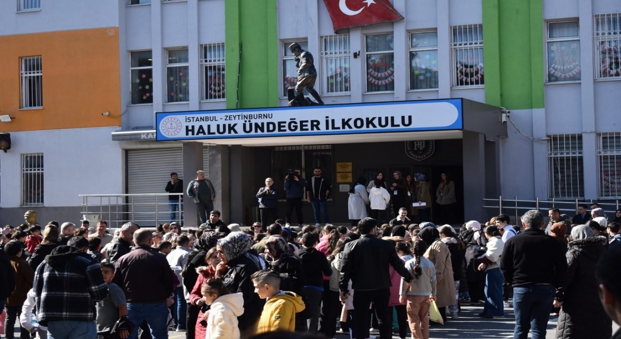 Zeytinburnunda 19. Geleneksel Kitap Okuma Yarışması sınavı yapıldı