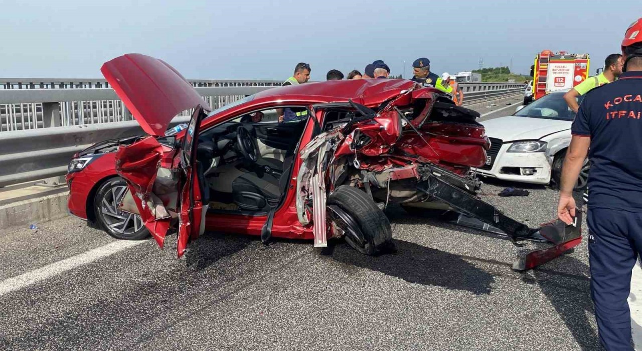 Zincirleme kazada otomobil kağıt gibi ezildi: 5 yaralı