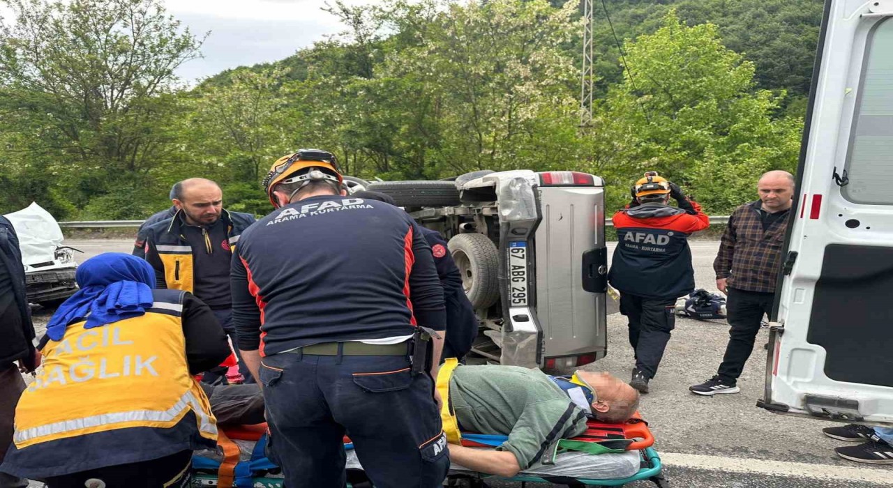 Zonguldakta iki aracın çarpıştığı kazada araçlardan biri devrildi: 2 yaralı
