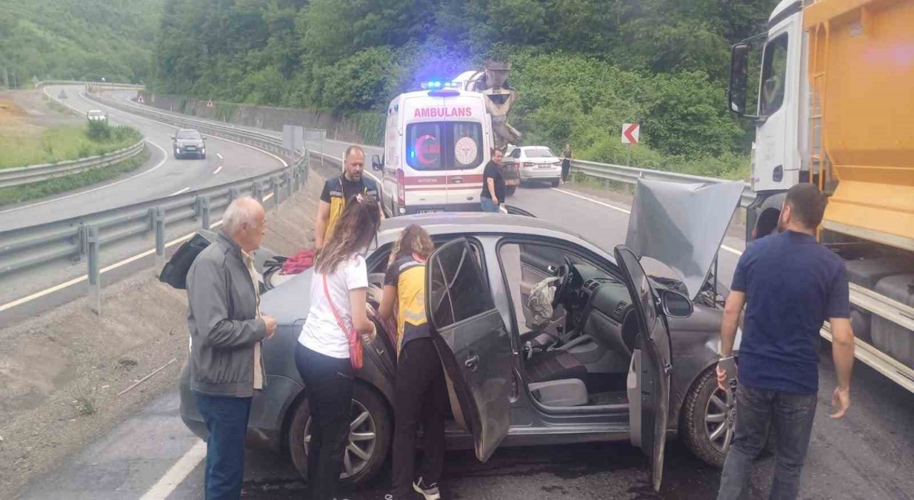 Zonguldakta virajı alamayan araç kaza yaptı: 2 yaralı