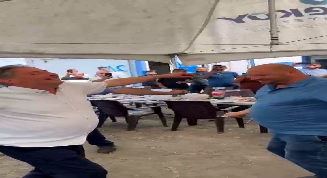 100 gündür maaş ödemeyen belediye başkanı Erik Dalı eşliğinde göbek attı