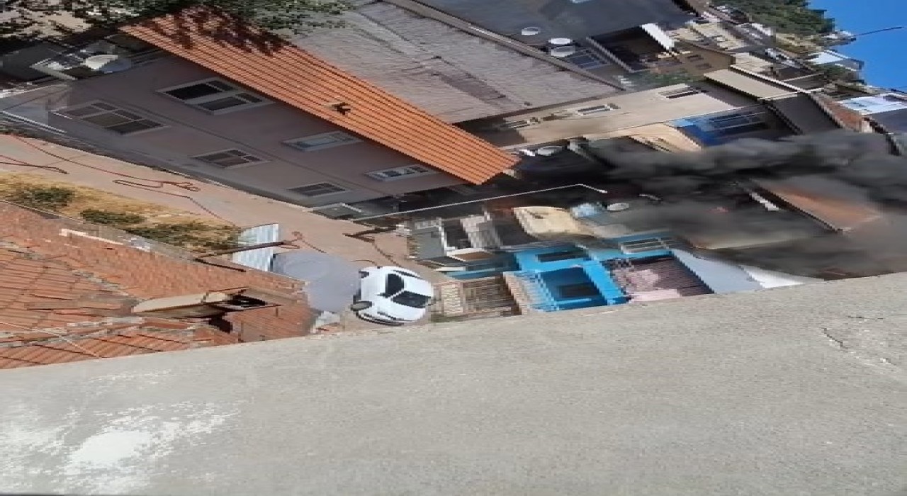 2 binayı saran yangında 3 kişi mahsur kaldı: 7 daire hasar gördü