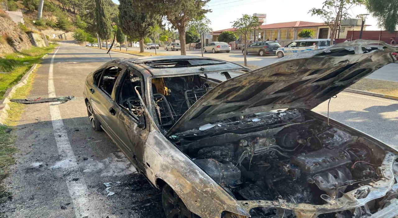 20 gün önce satın aldığı otomobil alev alev yandı