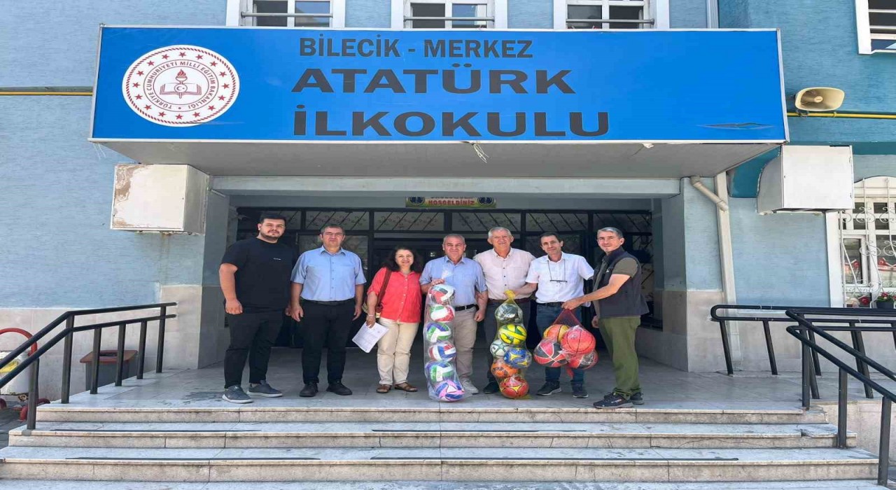 20 kilogram atık pil toplayan çocuklara 16 adet futbol, basketbol ve voleybol topu hediye edildi