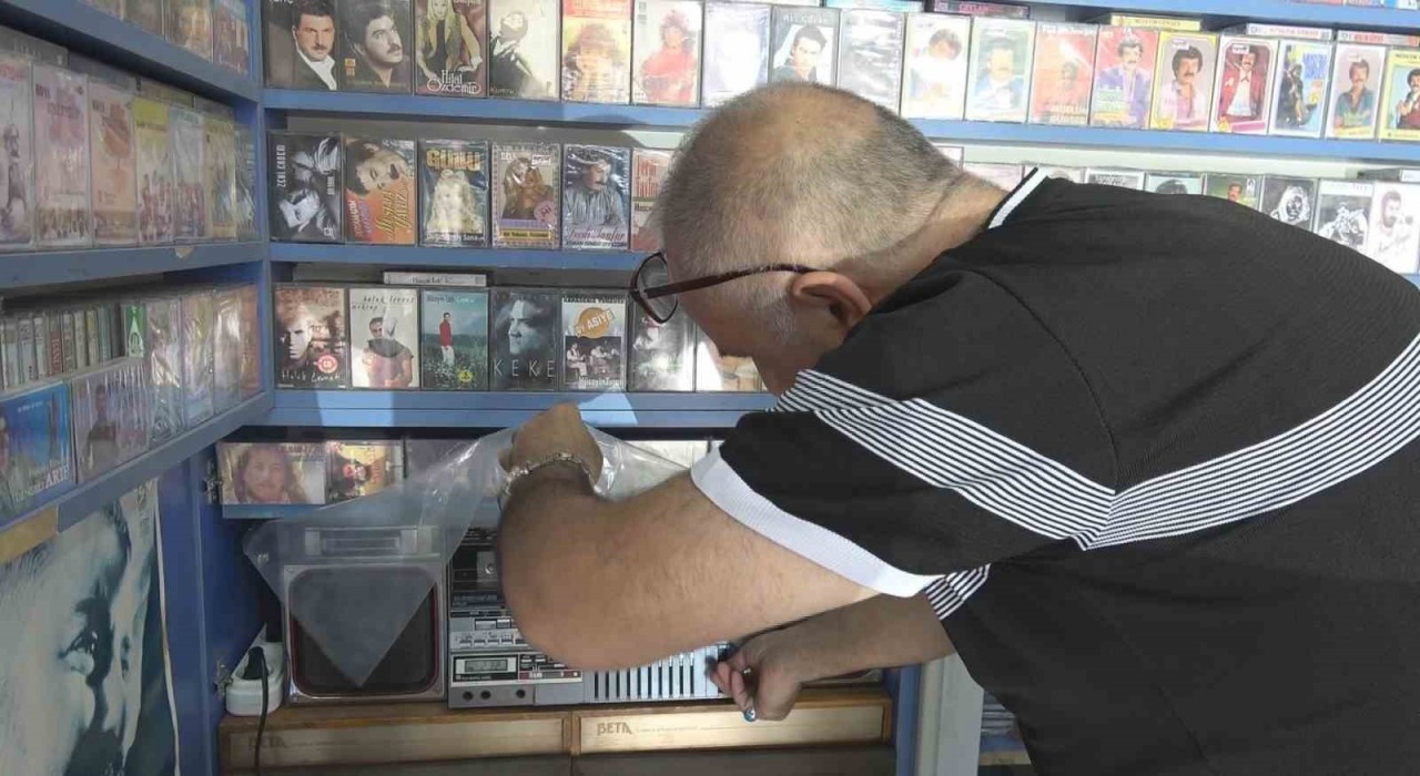 20 metrekarelik dükkanına binlerce kaset sığdırdı: Yarım asrı aşkın süredir nostalji ile yaşıyor