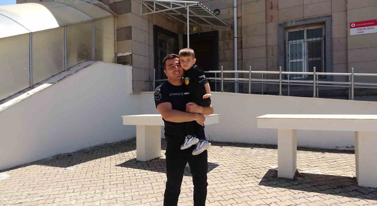 3 buçuk yaşındaki Egehanın Cuma hutbesinde imamla yan yana durdu o anlar izleyenleri gülümsetti