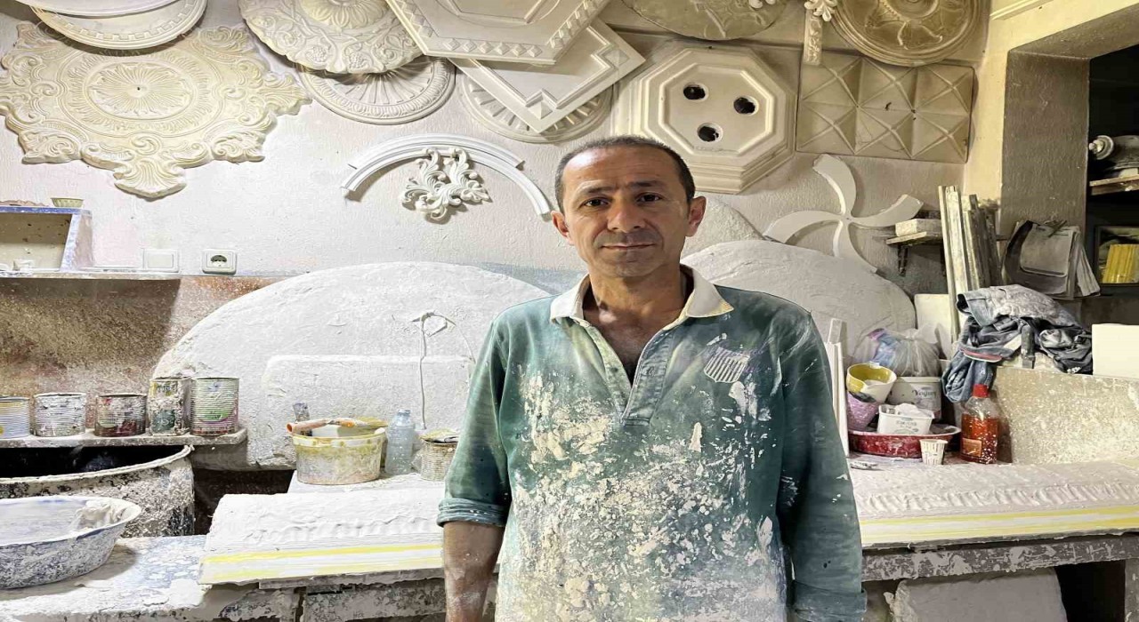 37 yıldır alçıyı sanat eserine dönüştürüyor