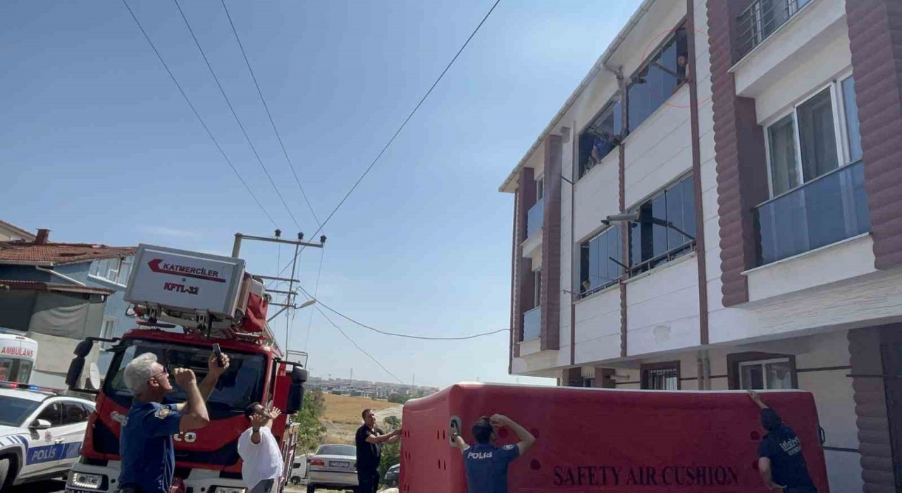 4 aylık bebeği rehin aldı, ‘yaklaşmayın diyerek balkondan bal kabağını fırlattı