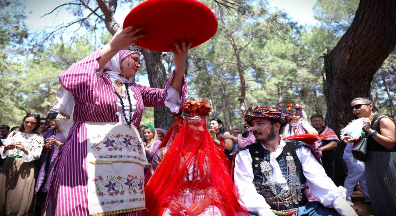 4. Uluslararası Yörük Türkmen Festivalinde genç çifte yörük gelenekleriyle kına töreni