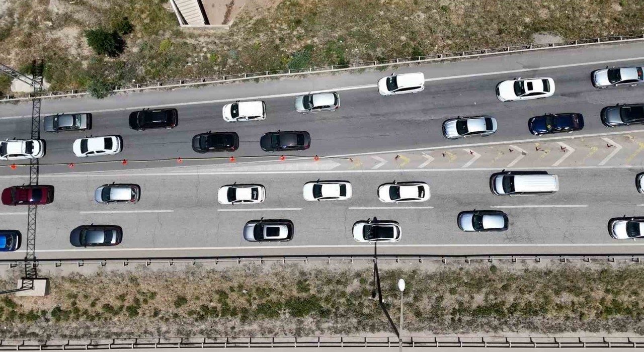 43 ilin geçiş güzergahında trafik yoğunluğu yeniden arttı: Tatilcilerin dönüş yolculuğu sürüyor