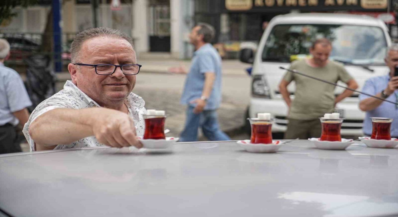 50 metre uzaklıktaki çay ocağından aldığı çayları otomobiliyle taşıyor