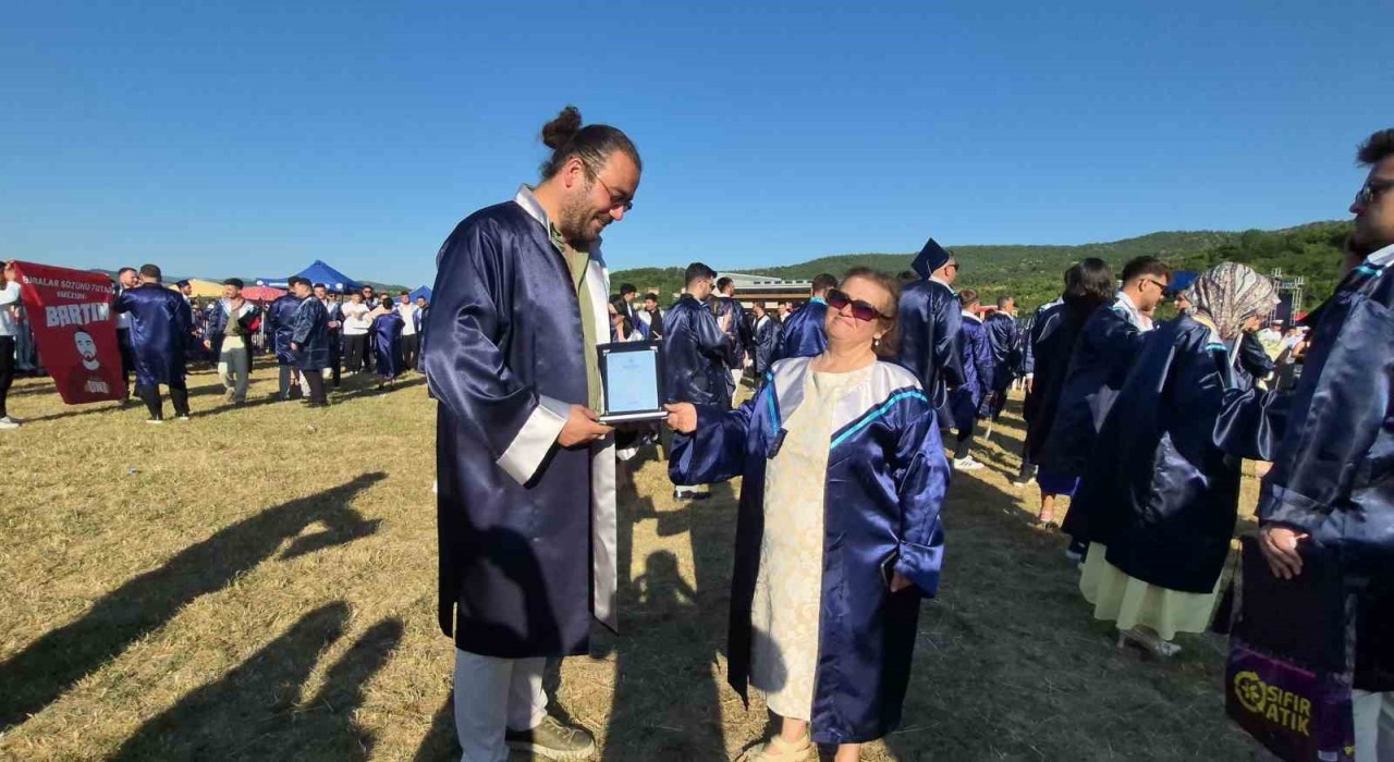 59 yaşındaki Hatice Gülbezer birincilikle üniversiteyi bitirdi