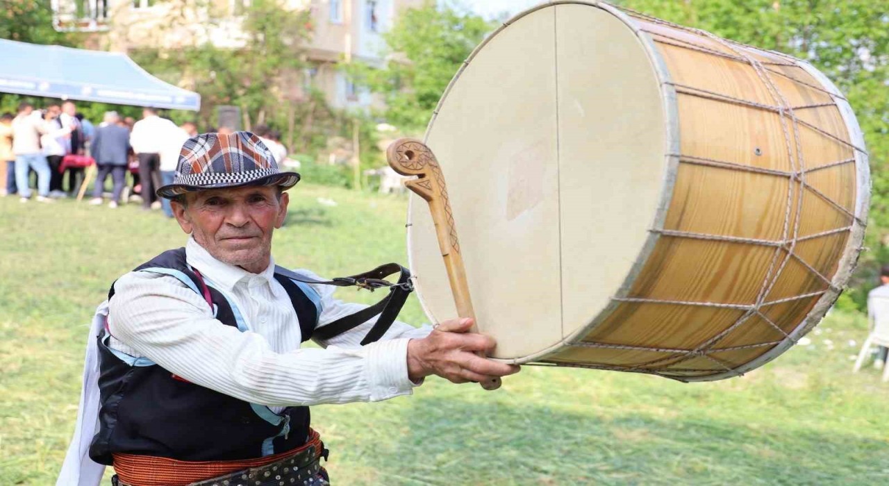 60 yıldır davuluyla düğün ve güreşlerin neşesi: Yağlı güreş davulsuz olmaz