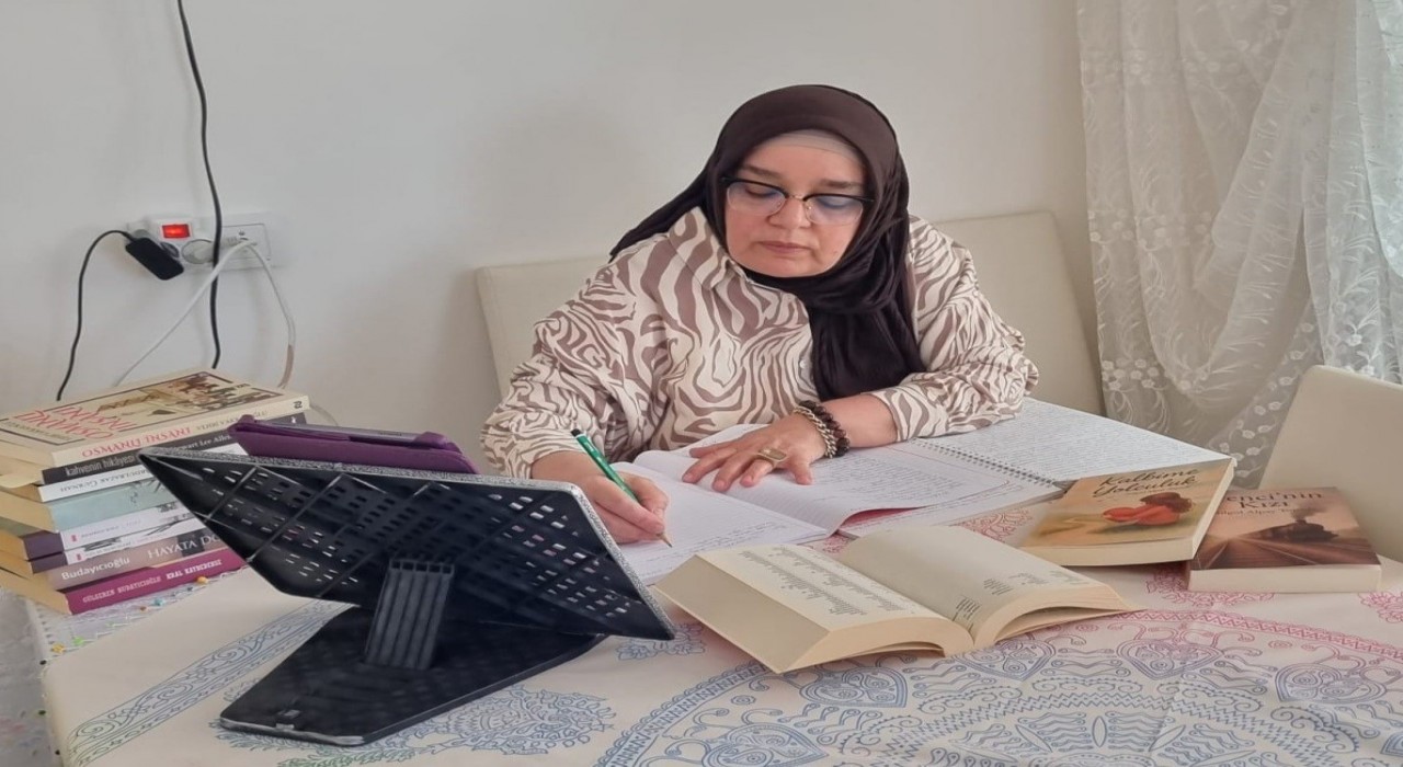 60ından sonra üniversite mezunu oldu, şimdi iki kitapla okurlarıyla buluşuyor