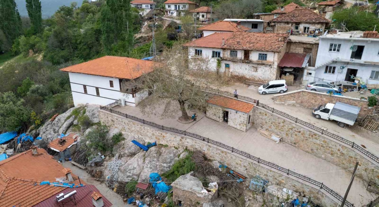 700 yıllık cami zamana meydan okuyor