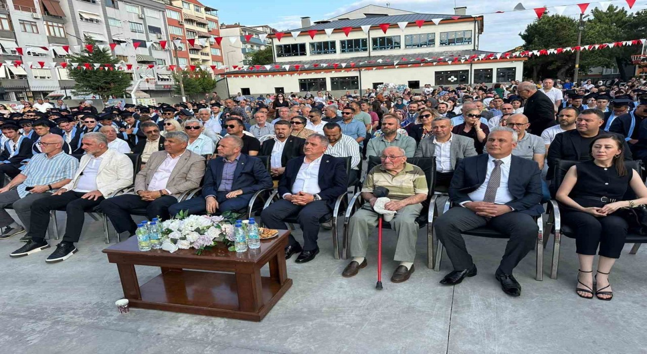 93 yaşındaki Mehmet Tutar, okulunun kep törenine katıldı