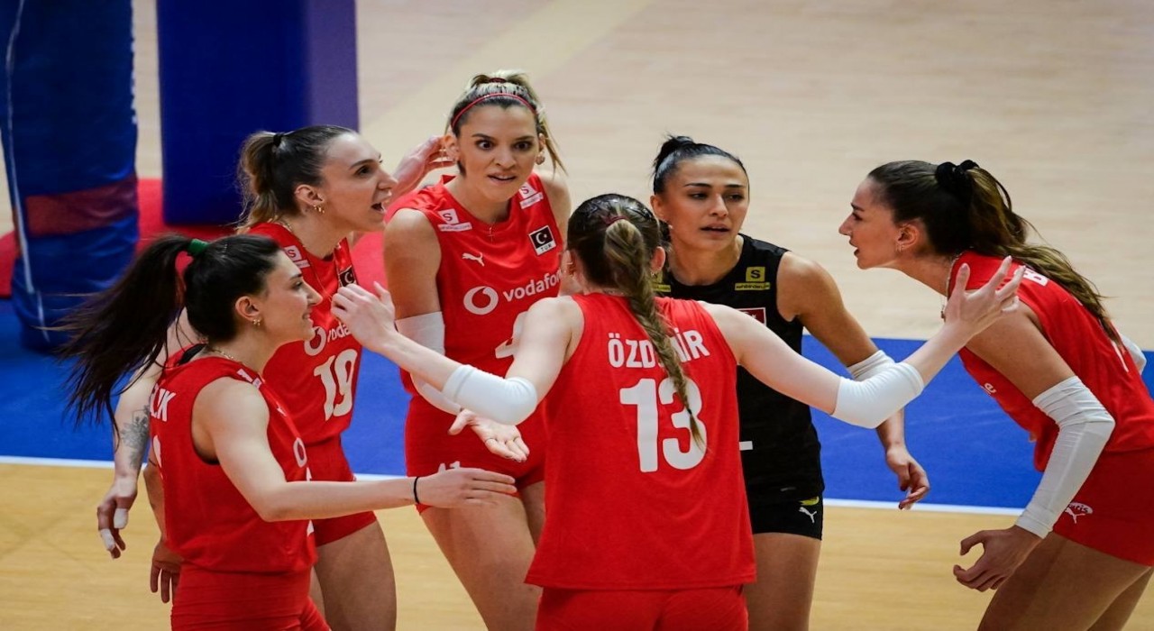 A Milli Kadın Voleybol Takımı, Polonyayı 3-2 mağlup etti