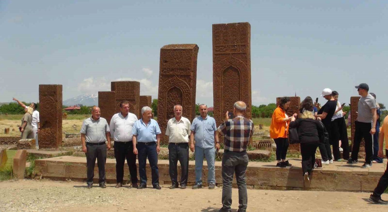 Açık hava müzesi Ahlatta Kurban Bayramı yoğunluğu yaşanıyor