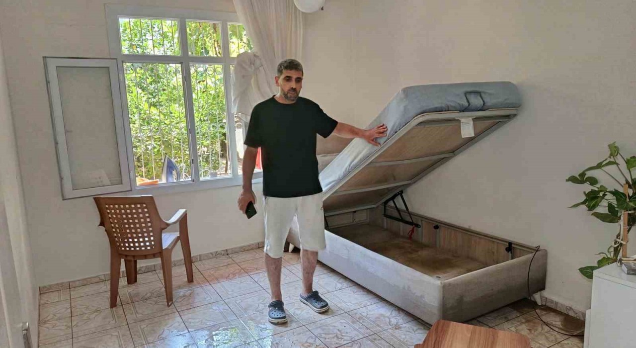 Adana ASKİnin içme suyu hattı patladı: Mahalle göle döndü, birçok ev zarar gördü