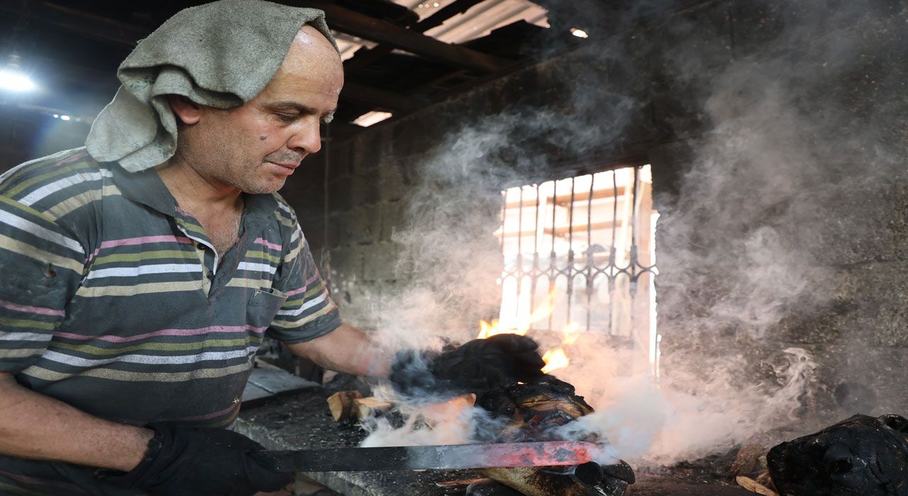 Adana’da 100 Derece Sıcaklıkta Kelle Paça Ütüleme Mesaisi
