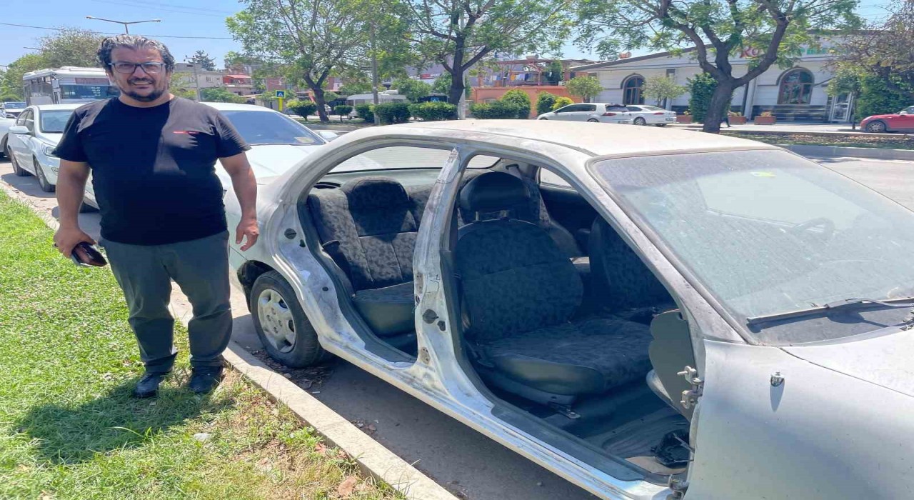 Adanada gazetecinin otomobilinin kapıları çalındı: O anlar kamerada