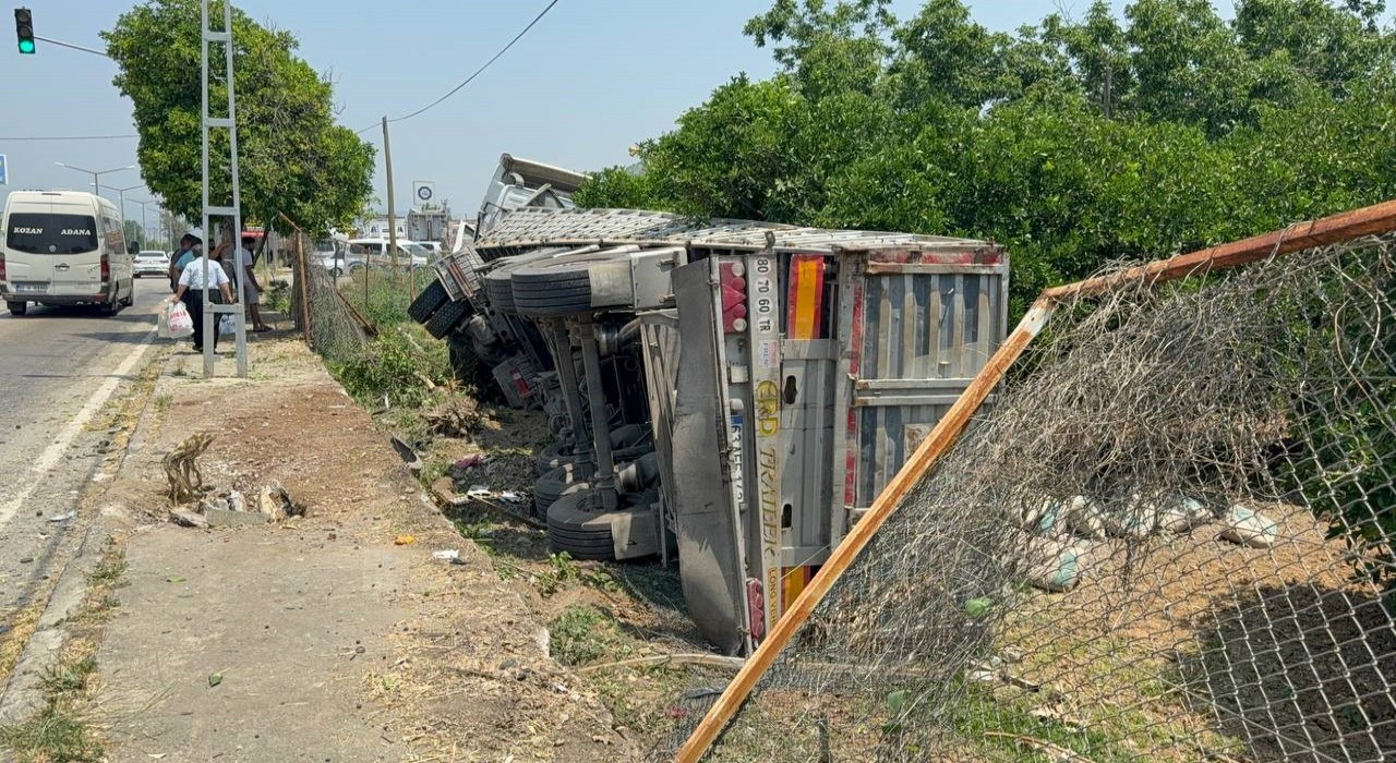 Adanada zincirleme kazada tır narenciye bahçesine devrildi