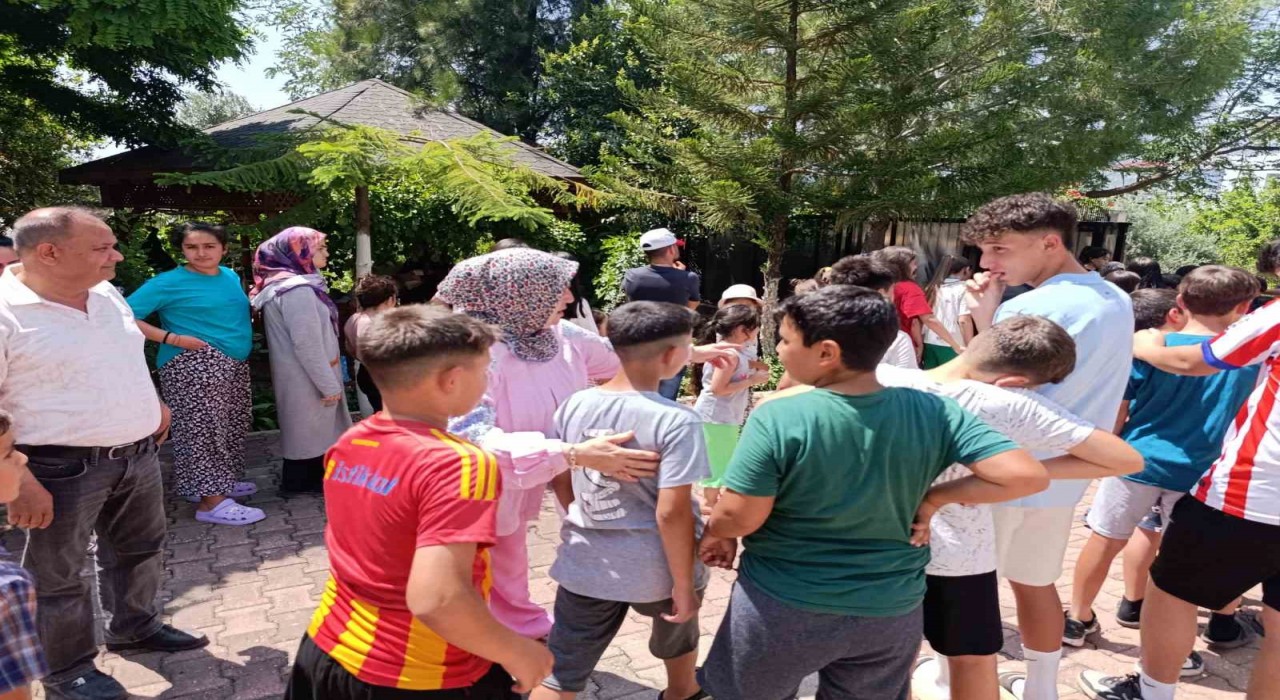 Adanalı çiftin bayram geleneği sürüyor: Yüzlerce çocuğa harçlık verdiler