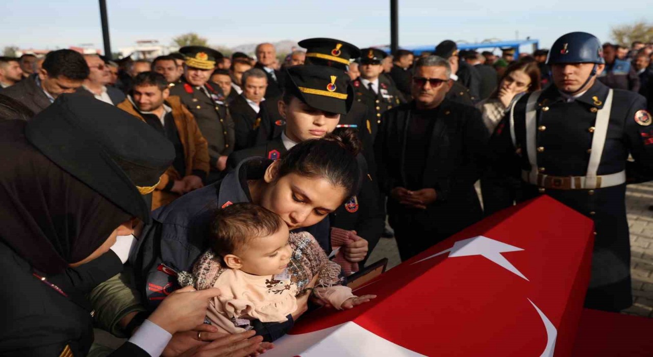 Adanalı şehidin eşi, düğün fotoğraflarını minik kızıyla çektirdi