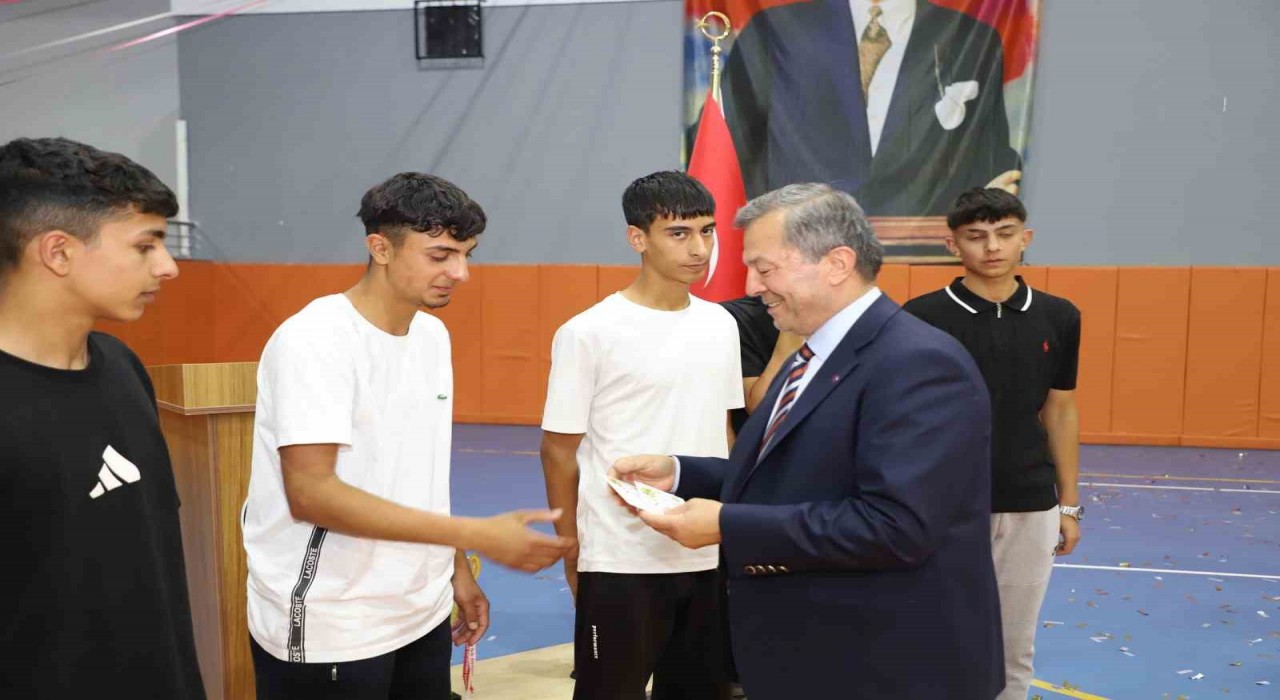 Adil Sani Konukoğlu Spor Lisesinde mezuniyet heyecanı