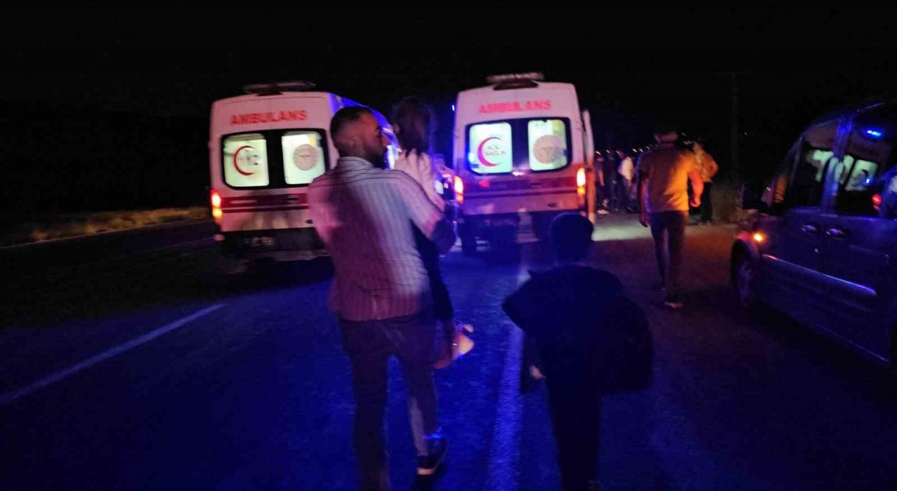 Adilcevazda hafif ticari araç, traktöre çarptı: 7 yaralı
