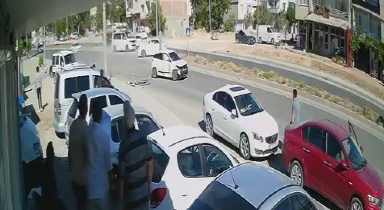 Adıyamanda 4 kişinin yaralandığı kaza kameralara yansıdı