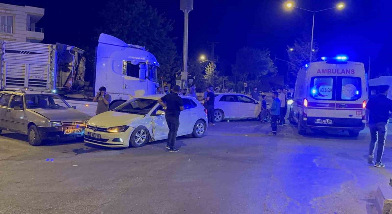 Adıyamanda dört araç birbirine girdi: 2 yaralı