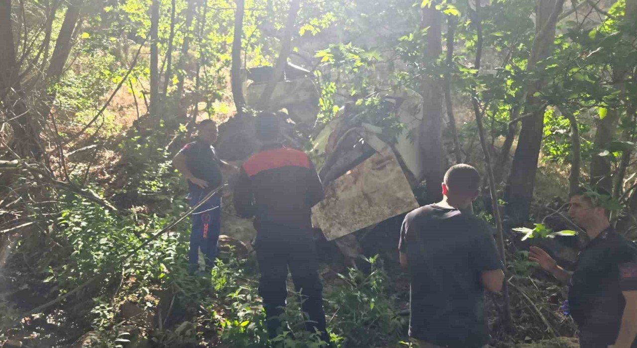 Adıyamanda kamyonet uçuruma yuvarlandı: 2 ölü