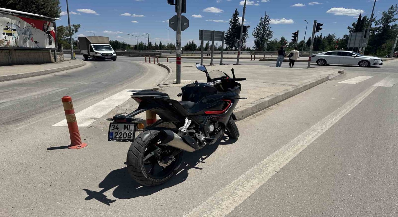 Adıyamanda motosiklet devrildi: 2 yaralı