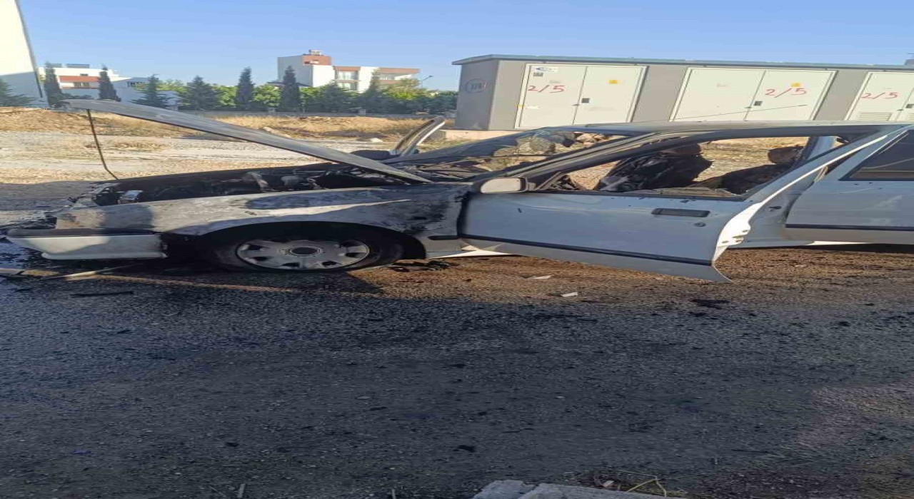 Adıyamanda seyir halindeki otomobil alev aldı
