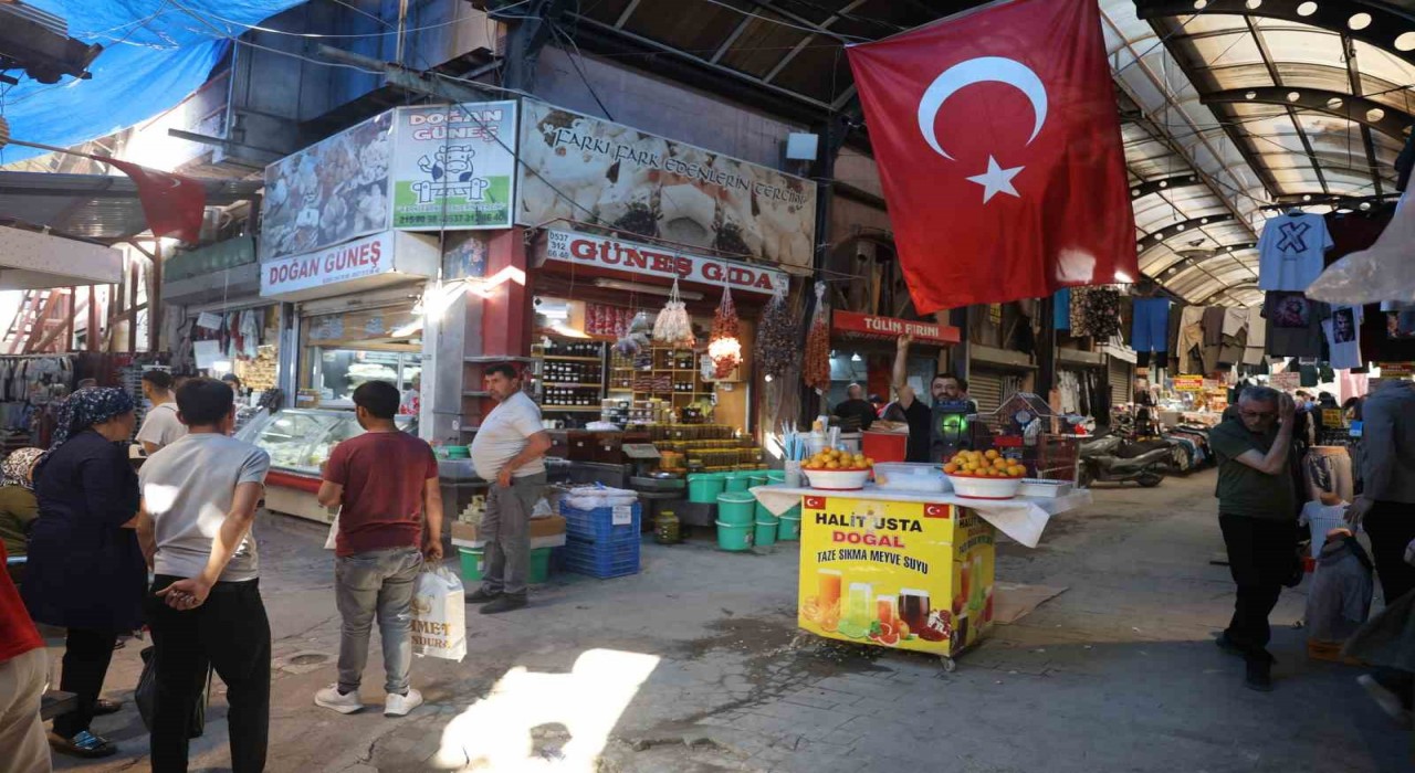Afetzedeler yeniden inşa edilecek Uzun Çarşıda son bayram alışverişini yaptılar