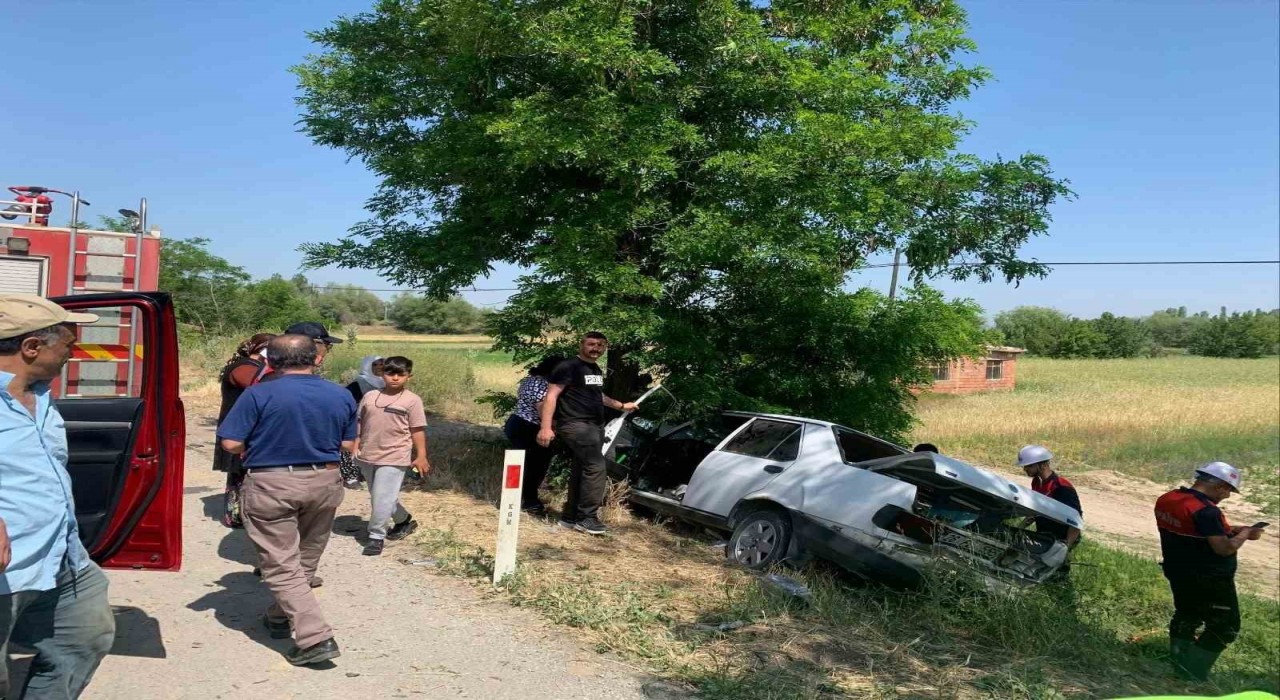 Afyonkarahisarda otomobiller çarpıştı: 6 kişi yaralandı